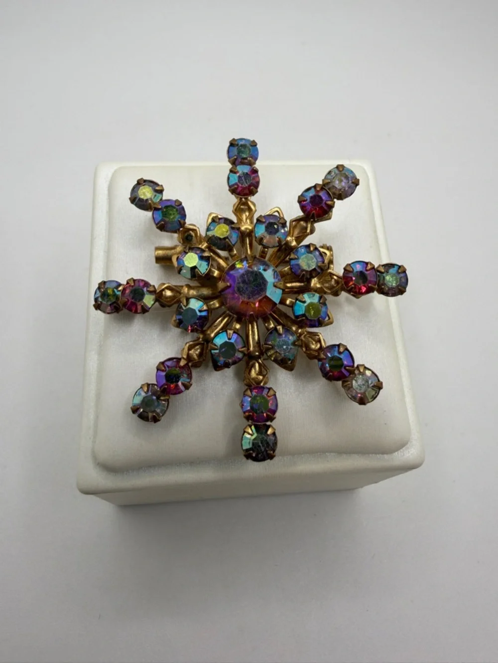 Vintage Aurora Borealis Rhinestone and‎ Antiqued Gold tone Brooch/Pin!
